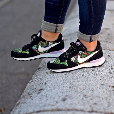 nike internationalist bloemen|nike internationalist black women's.